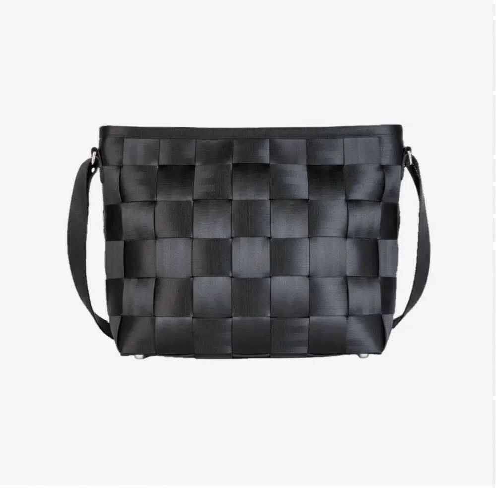 HARVEYS Black Executive Messenger Seatbelt Bag